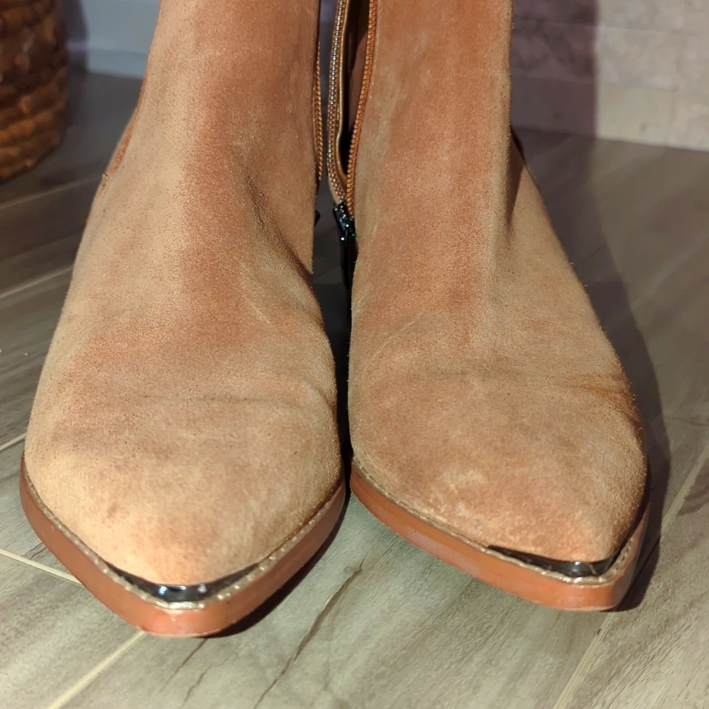 POINTY TOE CHELSEA BOOTIE